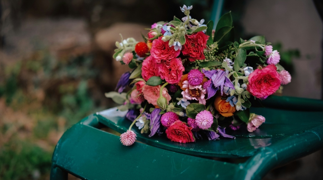 Ένα μπουκέτο με λουλούδια πάνω σε μία καρέκλα
