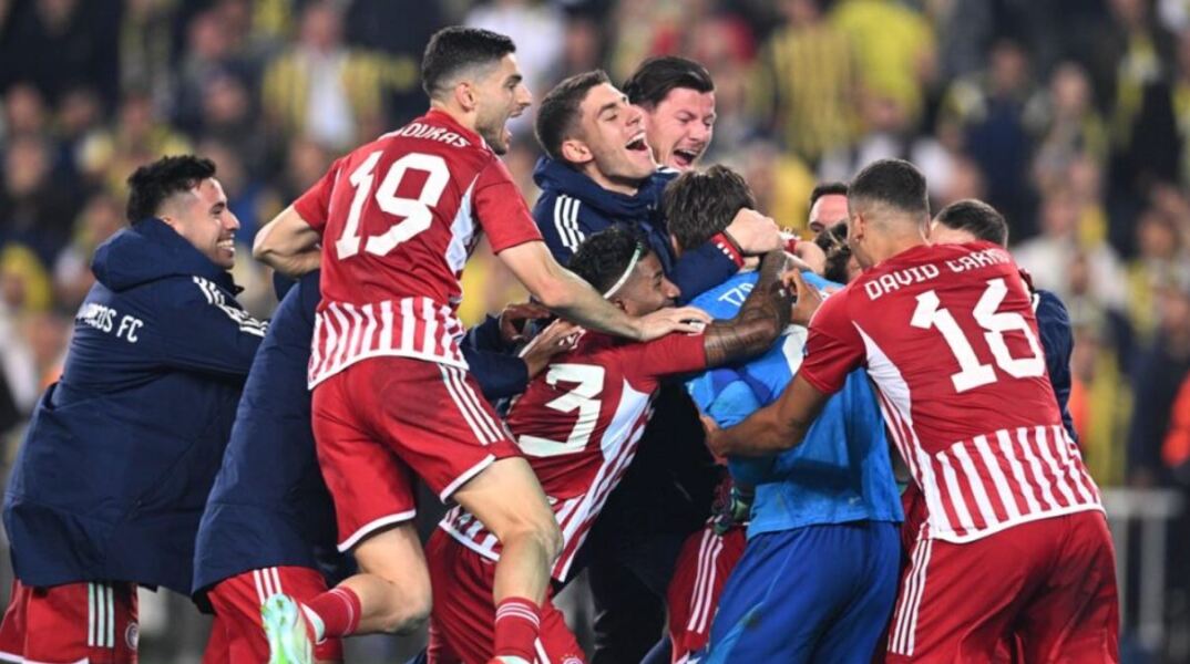Οι παίκτες του Ολυμπιακού πανηγυρίζουν την πρόκριση επί της Φενέρμπαχτσε