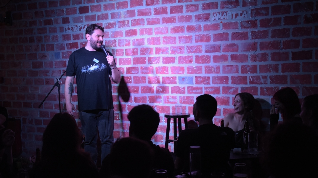 Πάρις Ρούπος: «Ναι» στο χιούμορ, «ΟΧΙ ΜΑΝΑΔΕΣ»