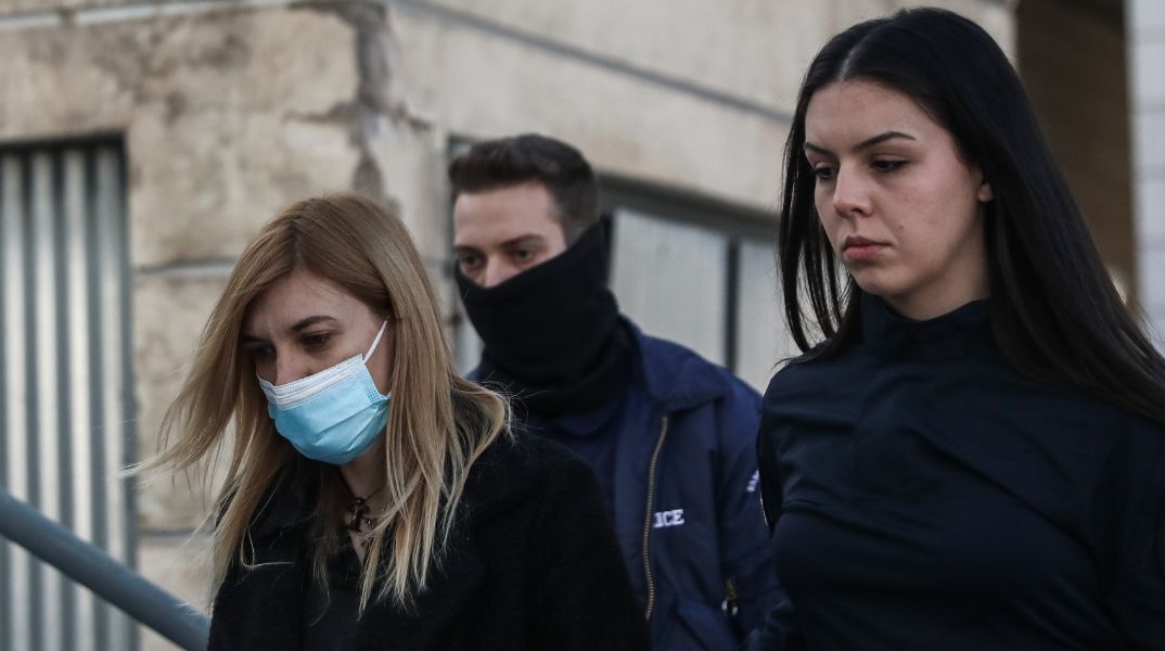 Δίκη Πισπιρίγκου: Κατέθεσε η αδελφή της κατηγορούμενης για τους θανάτους της Μαλένας και της Ίριδας - Περιέπεσε σε αντιφάσεις σύμφωνα με την εισαγγελέα.