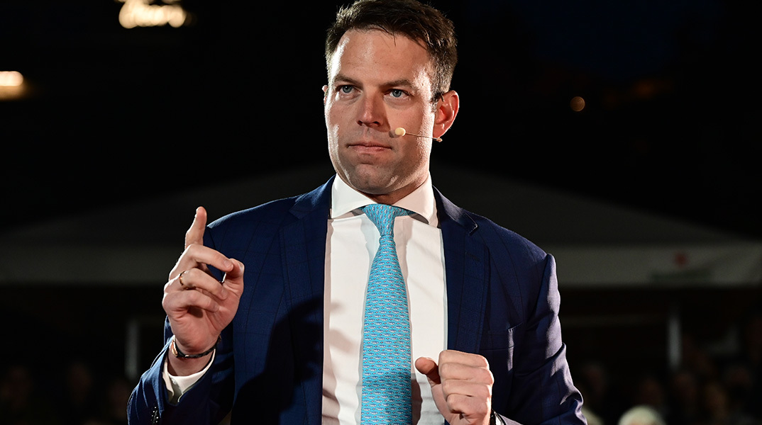 Ο Στέφανος Κασσελάκης, το πόθεν έσχες του, τα επικοινωνιακά του τρικ και η επανάκαμψη του λαϊκισμού