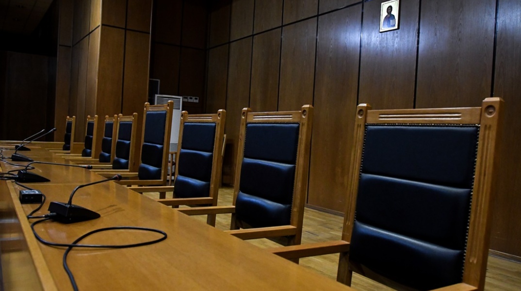 Αίθουσα δικαστηρίου - Άποψη της έδρας