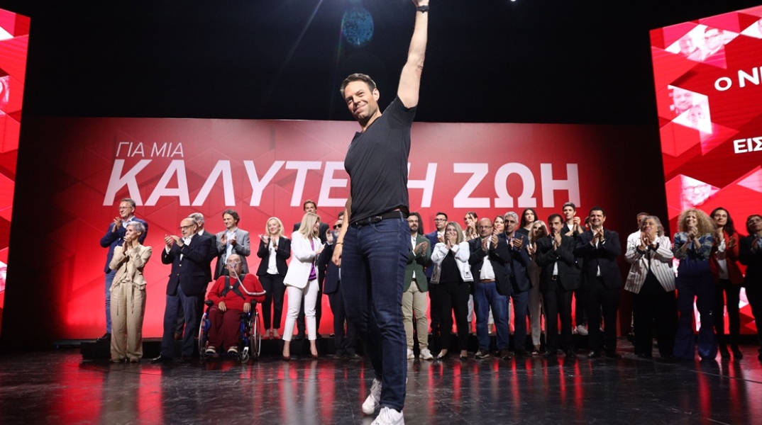 Ο πρόεδρος του ΣΥΡΙΖΑ, Στέφανος Κασσελάκης, υψώνει το χέρι του δίνοντας μήνυμα νίκης μετά την παρουσίαση των υποψηφίων για τις Ευρωεκλογές 2024