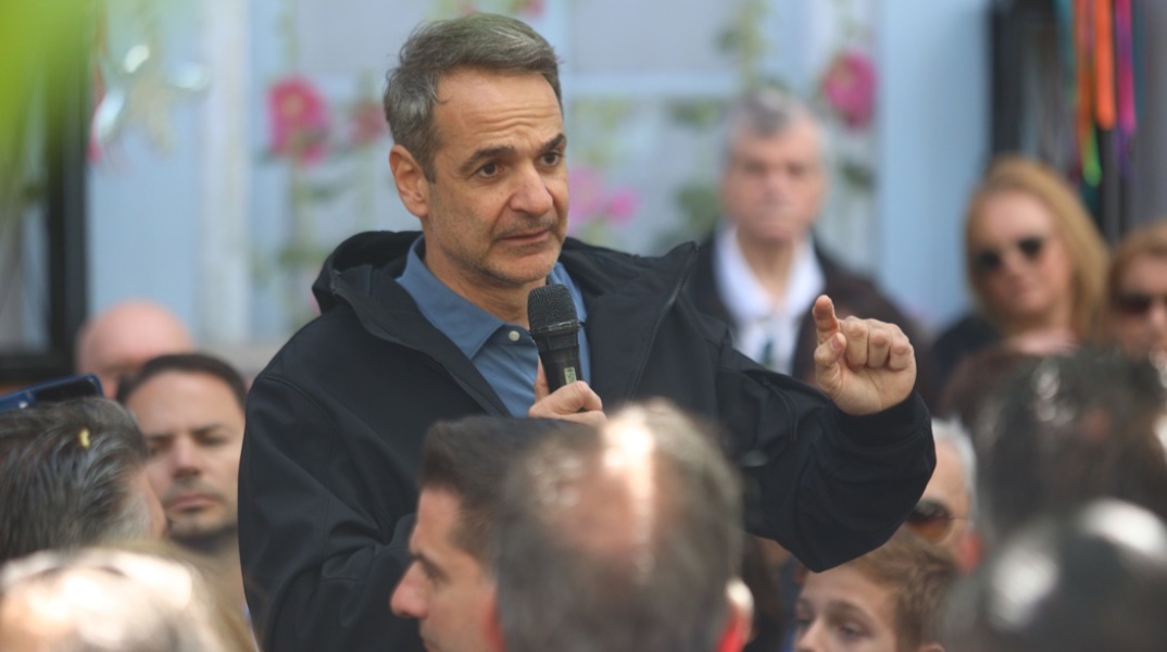 Ο Κυριάκος Μητσοτάκης σε συγκέντρωση στον Άγιο Δημήτριο μιλά στους παρευρισκόμενους