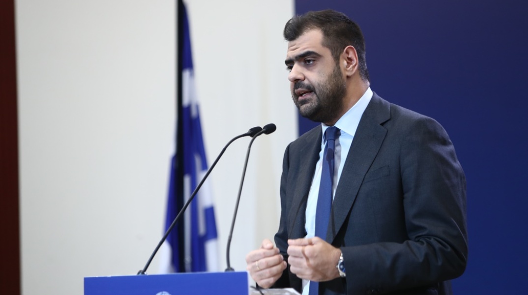 Ο κυβερνητικός εκπρόσωπος, Παύλος Μαρινάκης, κατά τη διάρκεια της ενημέρωσης των πολιτικών συντακτών