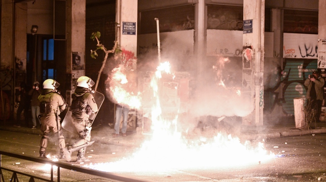 Μολότοφ κατά αστυνομικών στα Εξάρχεια