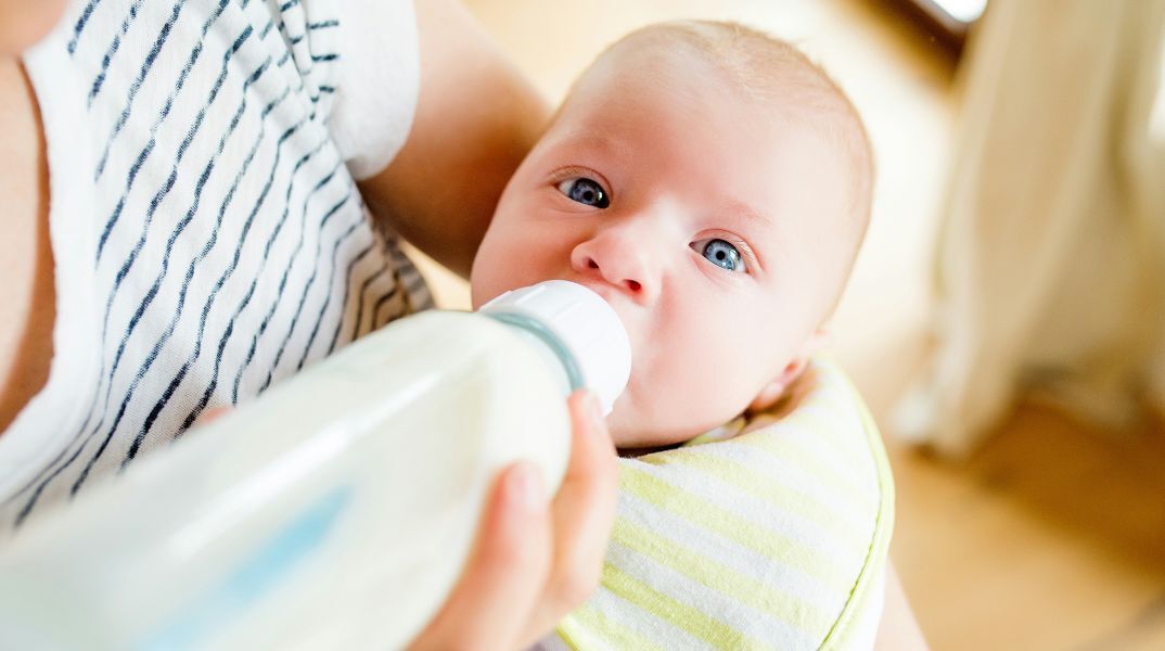 Βρεφικό γάλα: Προσφυγή στο ΣτΕ για το πλαφόν στο περιθώριο κέρδους - «Αυθαίρετες και κατώτερες του κόστους παραγωγής και διάθεσης»