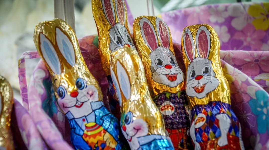 Κατάστημα με πασχαλινά είδη και σοκολατένια αβγά