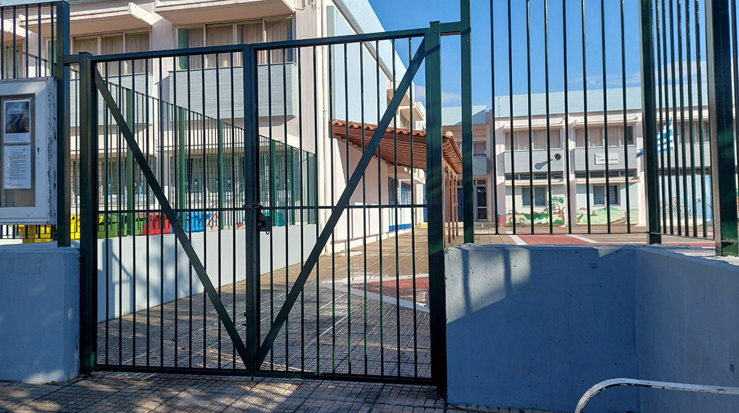 Ο Μάνος Βουλαρίνος γράφει για τα κλειστά σχολεία λόγω της «υποχρεωτικής συμμετοχής των εκπαιδευτικών σε ημερίδα» κατά τις ώρες λειτουργίας των σχολείων.