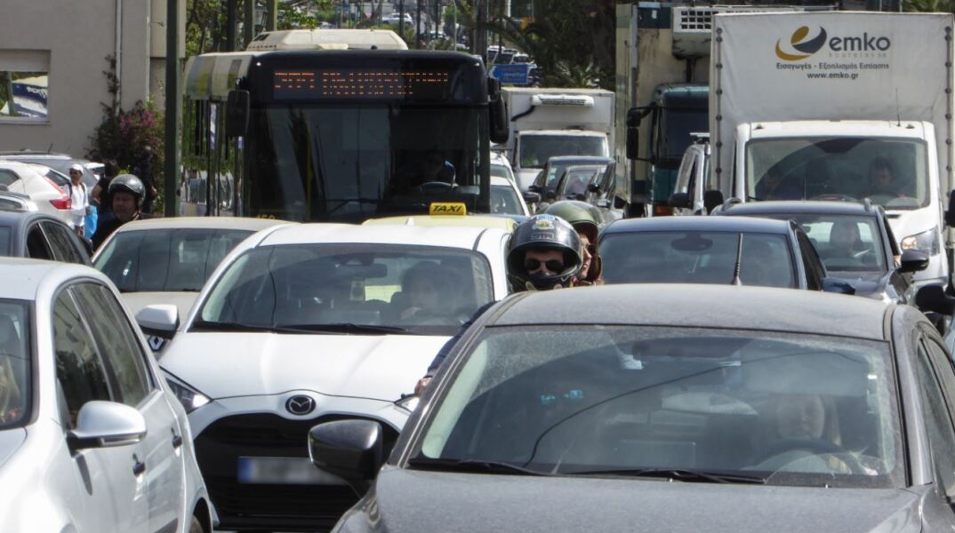 Μποτιλιάρισμα σε κεντρικό δρόμο της Αθήνας