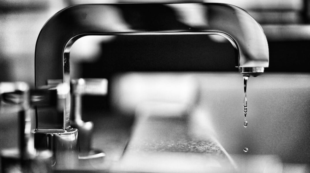 Λιγοστό νερό στάζει από βρύση