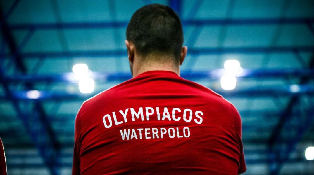 Πολίστας του Ολυμπιακού με το μπουρνούζι του