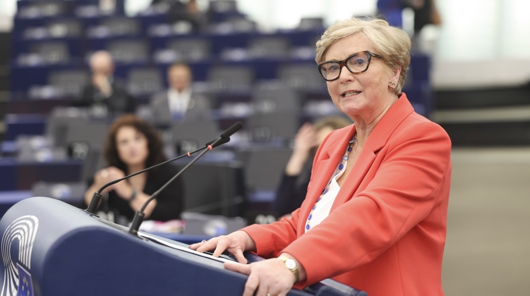 Η Ιρλανδή ευρωβουλεύτρια, Frances Fitzgerald, εισηγήτρια της οδηγίας για τη βία κατά των γυναικών κατά την τοποθέτησή της στην Ολομέλεια του Ευρωπαϊκού Κοινοβουλίου στο Στρασβούργο