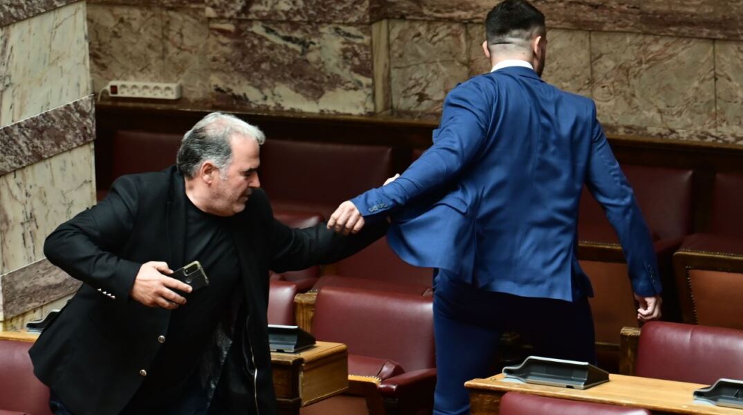 Ο βουλευτής Κωνσταντίνος Φλώρος επιτέθηκε με γροθιές σε βουλευτή του Βελόπουλου μέσα στη Βουλή