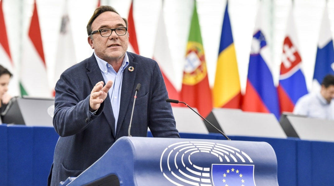 Ο ευρωβουλευτής και πρόεδρος του κόμματος «ΚΟΣΜΟΣ», Πέτρος Κόκκαλης κατά τη διάρκεια τοποθέτησής του στο Ευρωπαϊκό Κοινοβούλιο