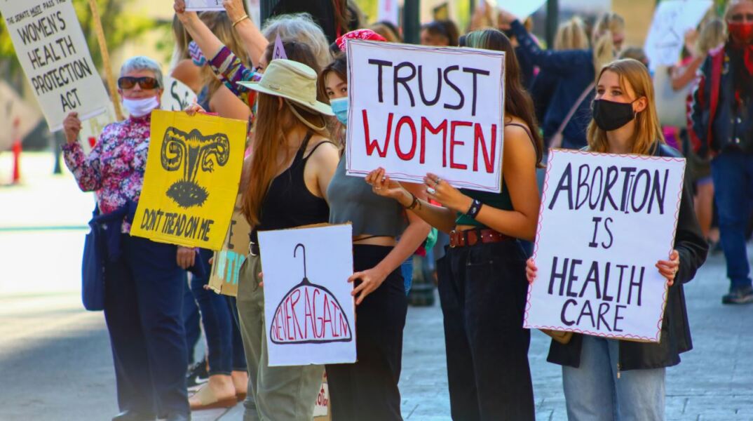 Γυναίκες διαδηλώνουν για το δικαίωμα στην άμβλωση