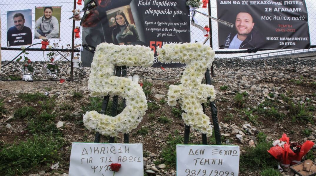 Στεφάνι για τα 57 θύματα στο σιδηροδρομικό δυστύχημα των Τεμπών