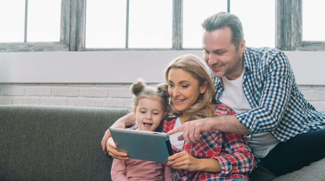 χαρούμενη οικογένεια σε σπίτι 