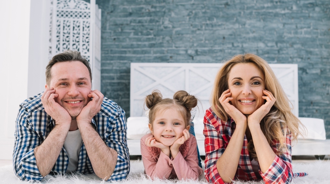 χαρούμενη οικογένεια σε σπίτι