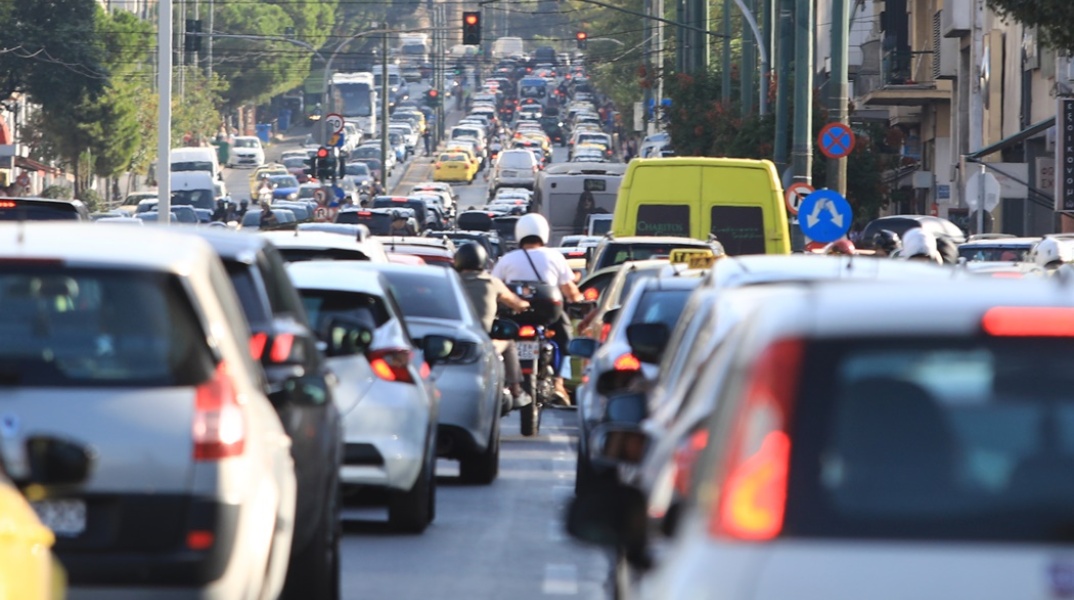 Αυτοκίνητα «κολλημένα» στην κίνηση στο κέντρο της Αθήνας και ένα μηχανάκι που κινείται ενδιάμεσα