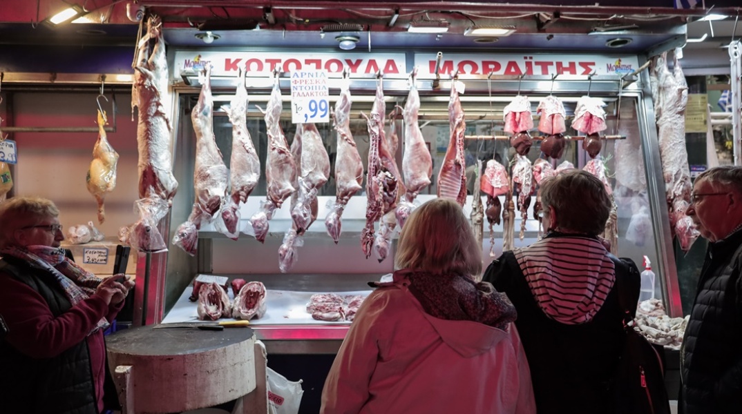 Κρεμασμένα στα τσιγγέλια αμνοερίφια