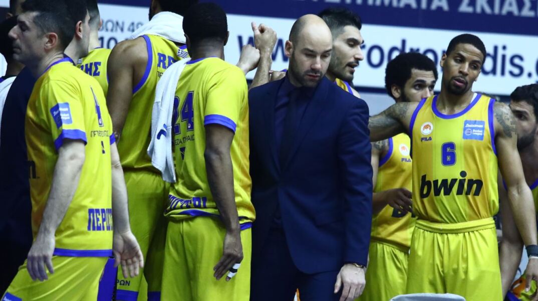 Ο Βασίλης Σπανούλης και οι παίκτες του Περιστερίου