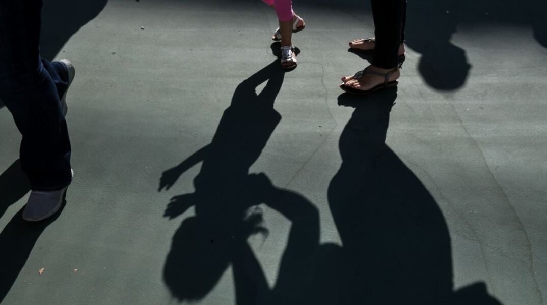 Σκιές από πόδια σε προαύλιο σχολείου