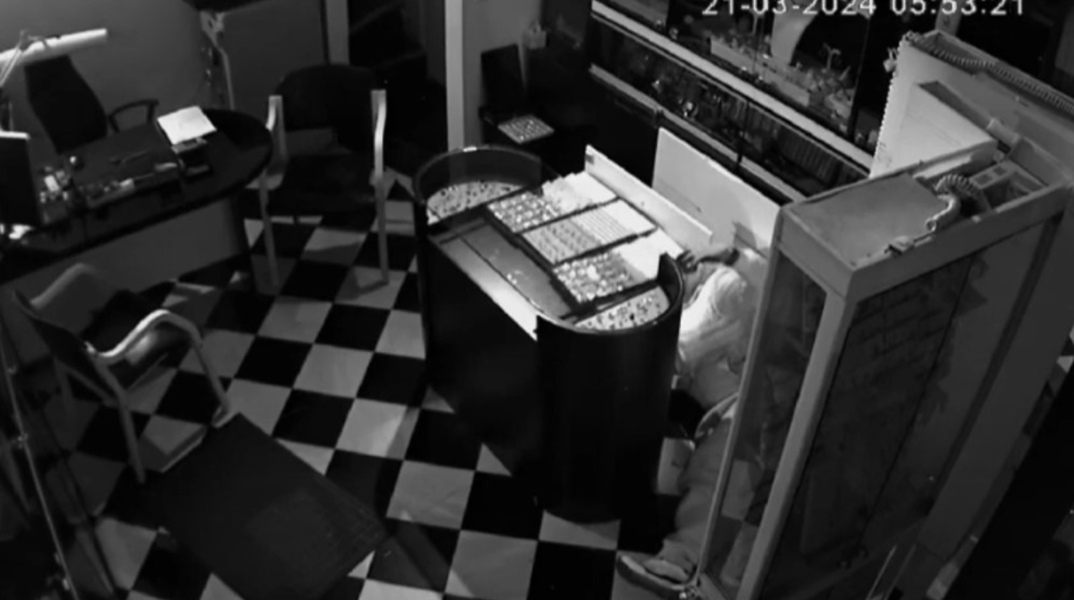 Στιγμιότυπο από τη δράση των μελών της συμμορίας «Ροζ Πάνθηρες» που συνελήφθησαν για ριφιφί σε κοσμηματοπωλεία στην Αθήνα