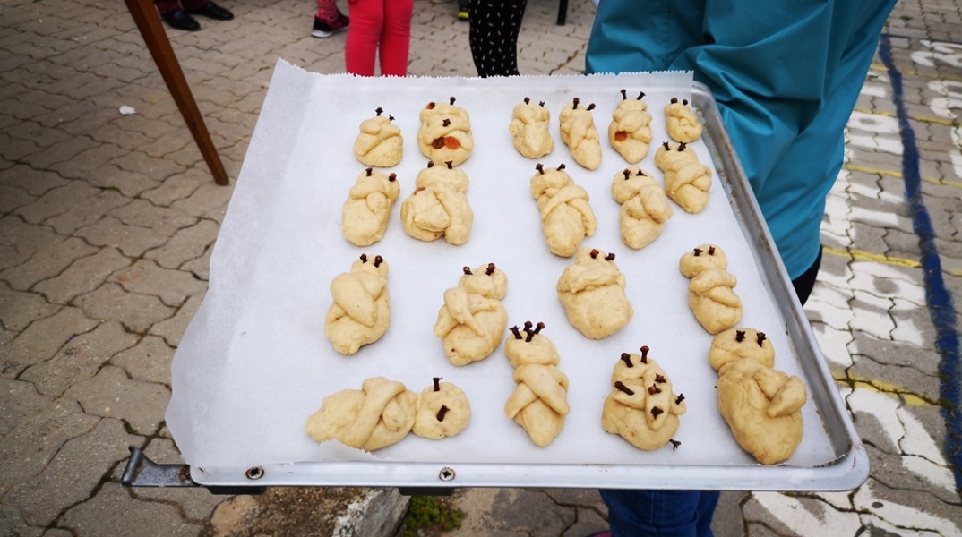 Λαζαράκια που έπλασαν τα παιδιά στο Ναύπλιο για το έθιμο το Σάββατο του Λαζάρου