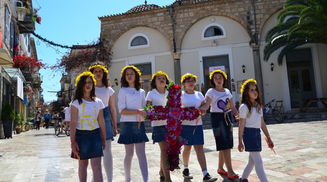 Λαζαρίνες με στεφάνι από λουλούδια στα μαλλιά λένε τα κάλαντα του Λαζάρου σε δρόμο του Ναυπλίου