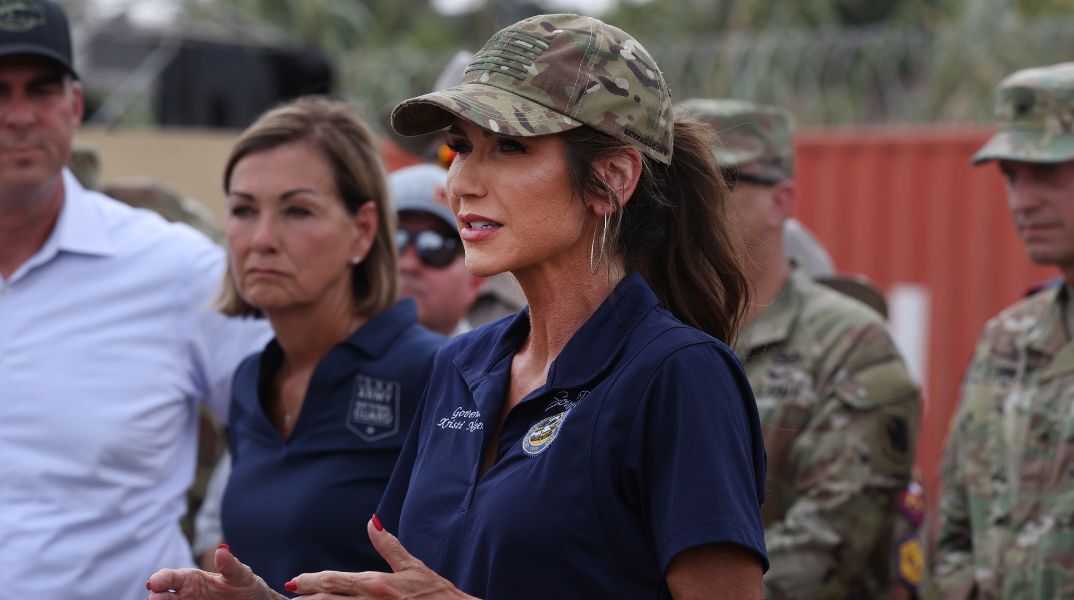 ΗΠΑ: Η Κρίστι Νόουμ, κυβερνήτρια της Νότιας Ντακότας και πιθανή αντιπρόεδρος του Τραμπ περιγράφει σε βιβλίο πώς πυροβόλησε και σκότωσε τον σκύλο της.