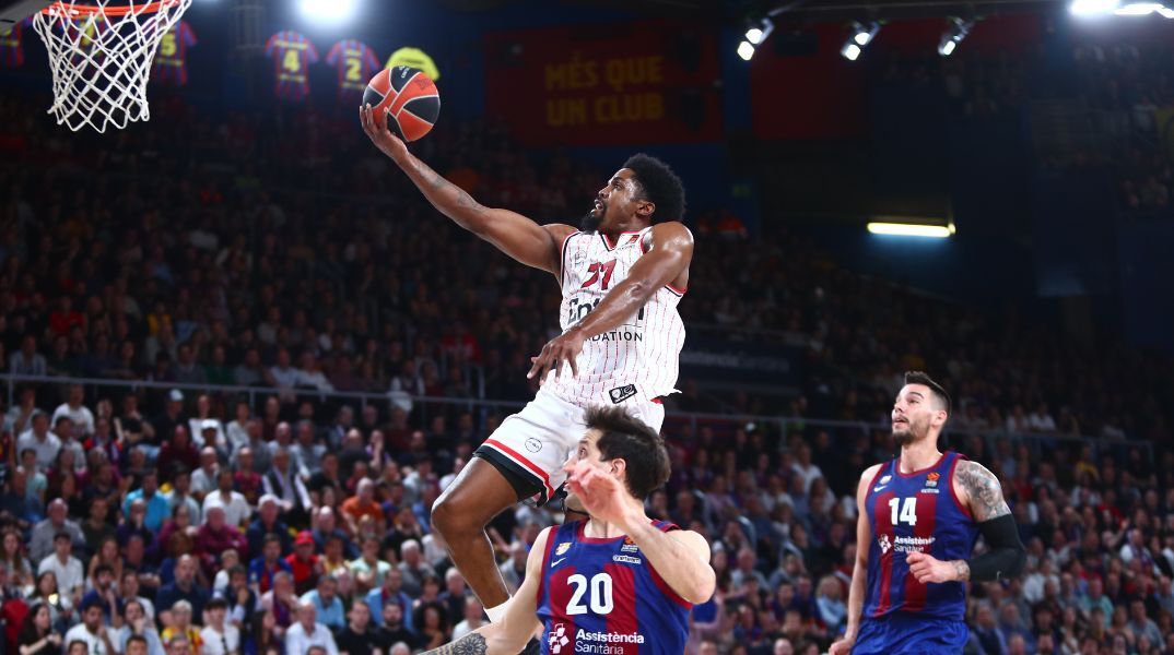 Euroleague - Ο Ολυμπιακός γνώρισε την ήττα από τη Μπαρτσελόνα με σκορ 77-69 - Θα διεκδικήσει την πρόκριση στη δική του έδρα.