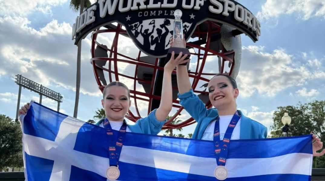 Cheerleading: Το πρώτο μετάλλιο σε παγκόσμιο πρωτάθλημα πανηγυρίζει η Ελλάδα - Οι Άννα Γερογιάν και Θωμαή Θανάση στο τρίτο σκαλί του βάθρου. 