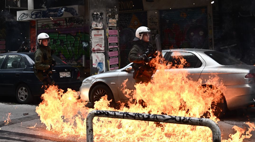 Επεισόδια στα Εξάρχεια τα ξημερώματα της Κυριακής -Τραυματισμός αστυνομικού μετά από επίθεση αγνώστων - Έβαλαν φωτιά σε όχημα. 