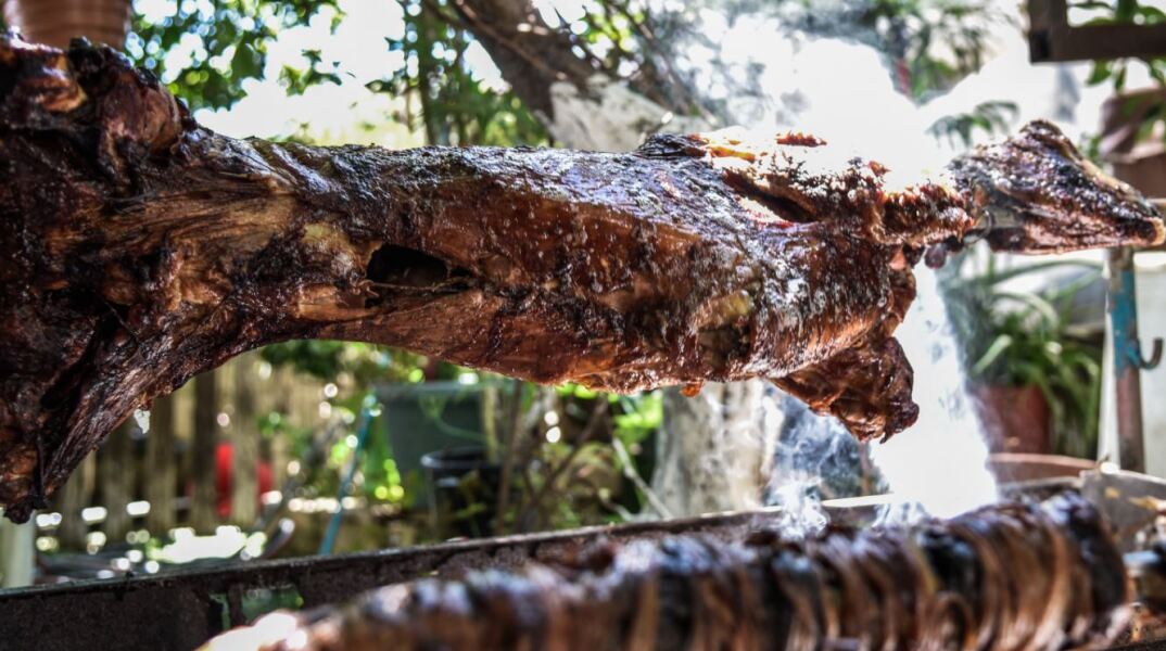 Αρνί στη σούβλα και κοκορέτσι