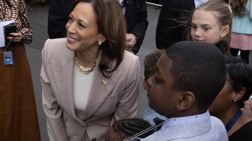 Η αντιπρόεδρος των ΗΠΑ, Κάμαλα Χάρις, σε περιοδεία της συνομιλεί με παιδιά