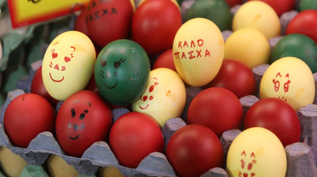 Πασχαλινά αυγά βαμμένα κόκκινα