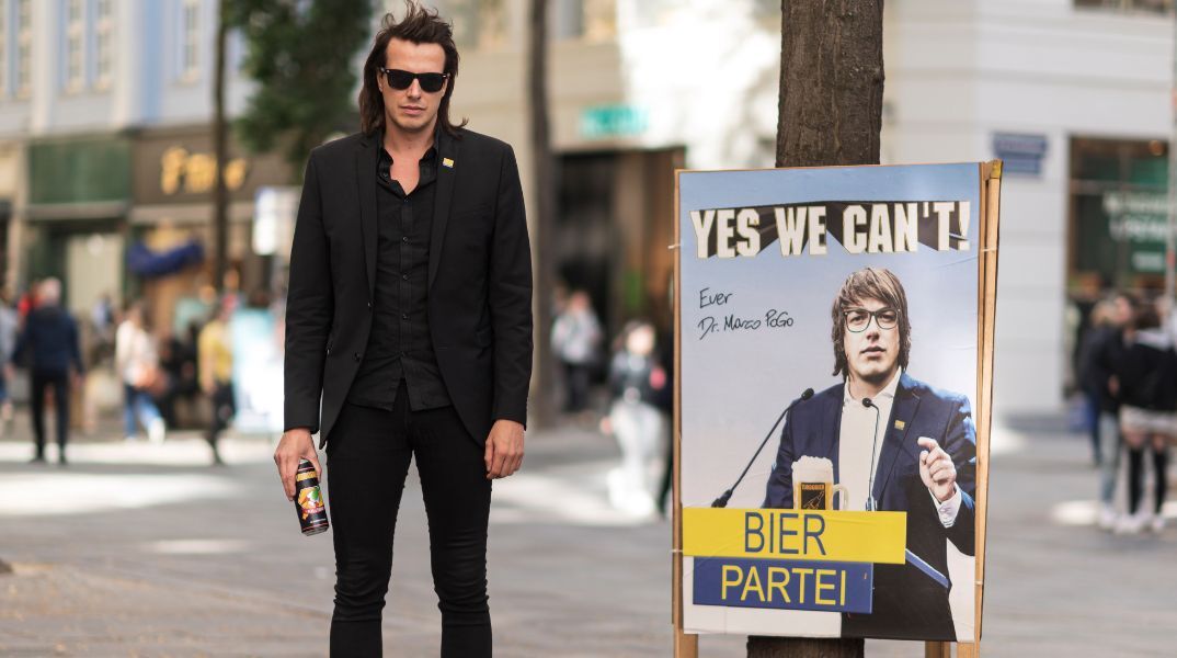 Αυστρία: Το Κόμμα της Μπίρας βλέπει το ποτήρι μισογεμάτο και θα είναι υποψήφιο στις βουλευτικές εκλογές - Ιδρύθηκε από τον γιατρό και μουσικό Ντόμινικ Βλάζνι