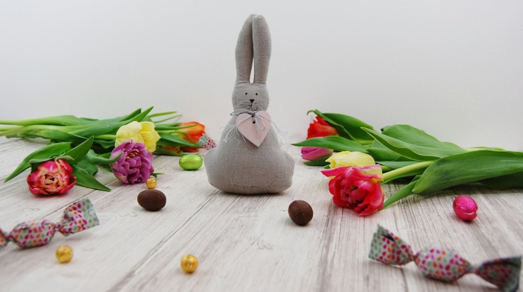 Λαγουδάκι, πασχαλινά σοκολατένια αυγά και τουλίπες σε τραπέζι