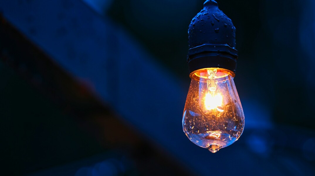 Λάμπα αναμμένη και βρεγμένη