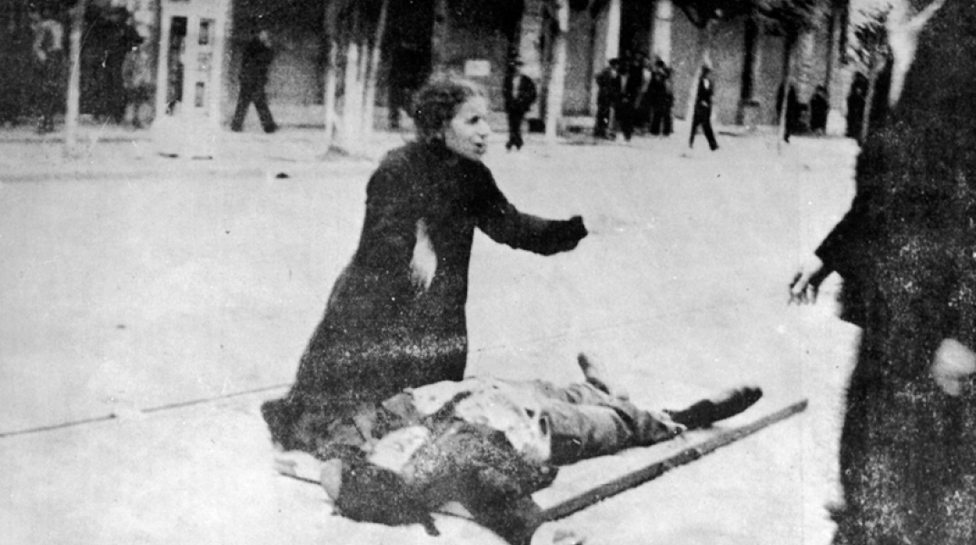 Η μητέρα του Τάσου Τούση θρηνεί το γιο της, τον πρώτο νεκρό της αιματηρής καταστολής της διαδήλωσης των καπνεργατών της Θεσσαλονίκης το 1936