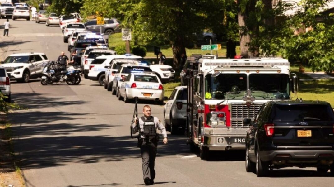 Αστυνομικός στις ΗΠΑ με όπλο στο χέρι