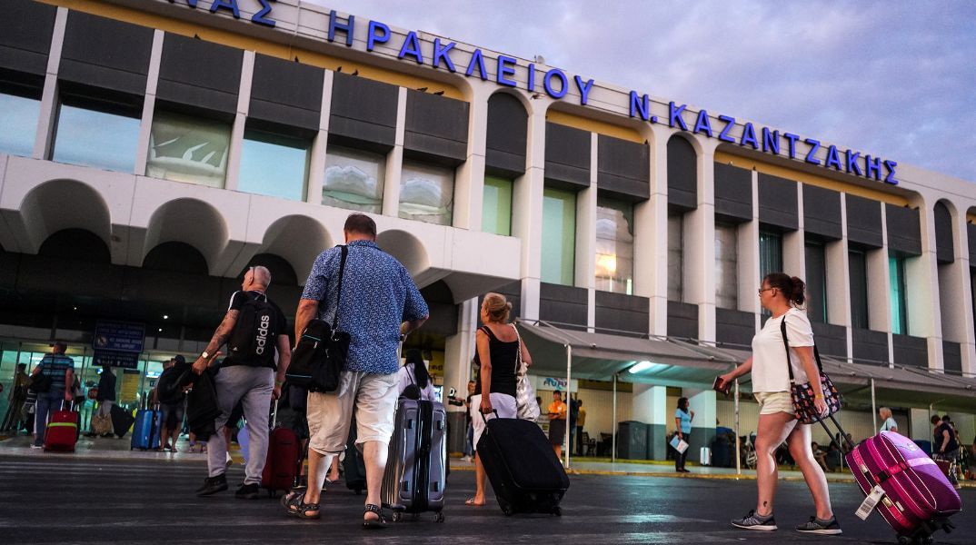 Ηράκλειο: Αναγκαστική προσγείωση αεροσκάφους, λόγω απείθαρχων επιβατών που συνελήφθησαν - Είχαν καταναλώσει αλκοόλ. 