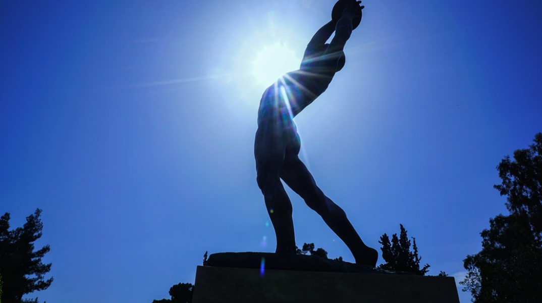 Ακτίνες του ήλιου πίσω από άγαλμα στο κέντρο της Αθήνας