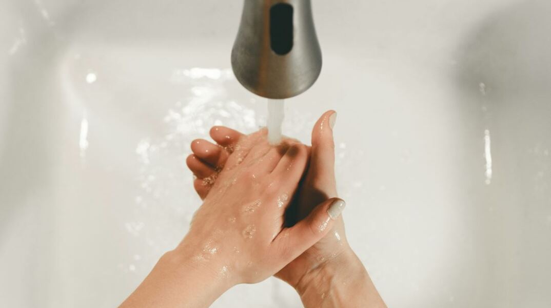 Χέρια πλένονται σε νιπτήρα