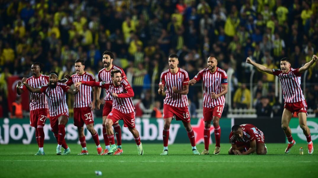 Οι παίκτες του Ολυμπιακού πανηγυρίζουν την πρόκριση επί της Φενέρμπαχτσε