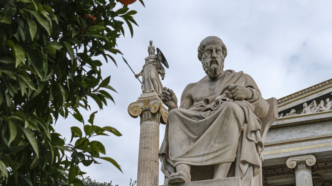 Πλάτωνας: Πάπυροι «έδειξαν» τον τόπο ταφής του Έλληνα φιλοσόφου και αποκάλυψαν πώς πέρασε τις τελευταίες του ώρες.