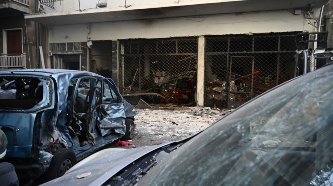 Οι ζημιές μετά από την έκρηξη βόμβας σε κάβα στην Καλλιθέα