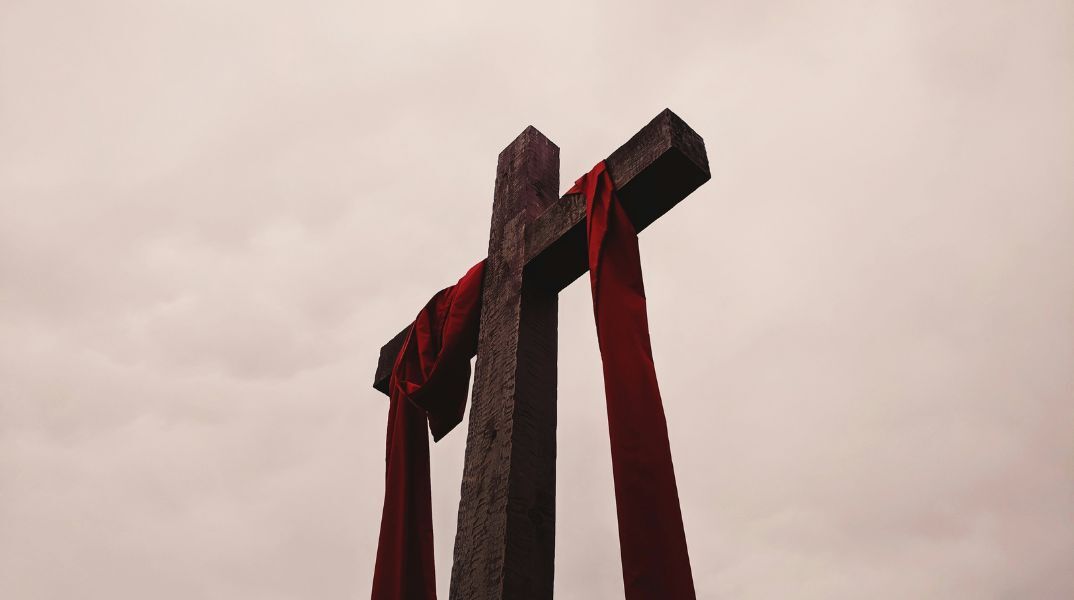 Ξυλινος σταυρος με κοκκινα πανια