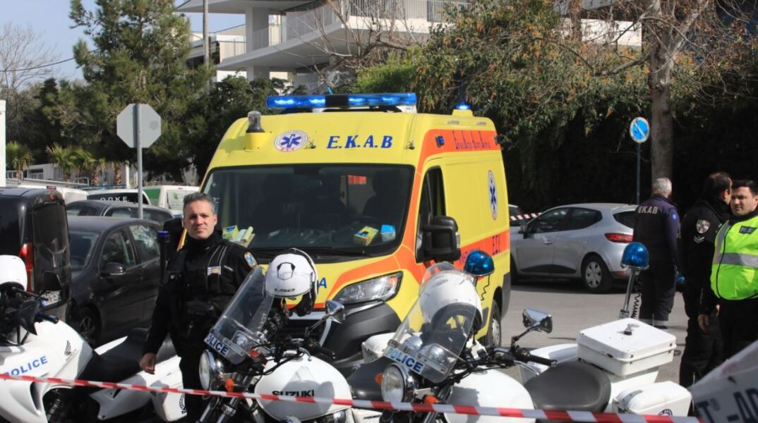 Αστυνομικοί και ασθενοφόρο στο σημείο που φορτηγό παρέσυρε και σκότωσε 77χρονη στο Μενίδι